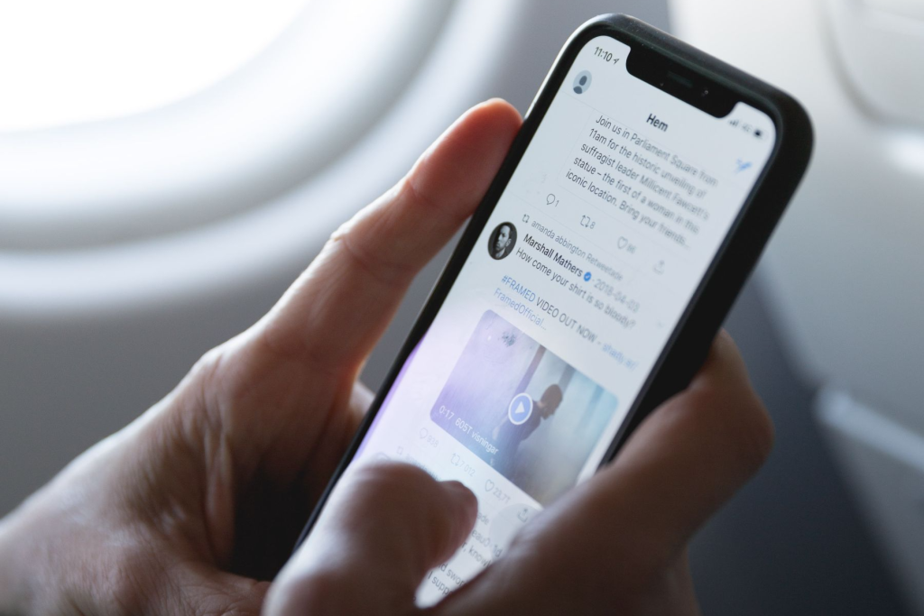 Telephone portable avec un réseau social